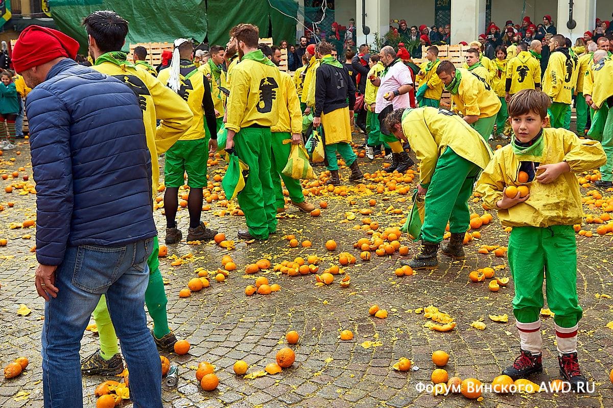 Карнавал в Ивреа, битва апельсинами