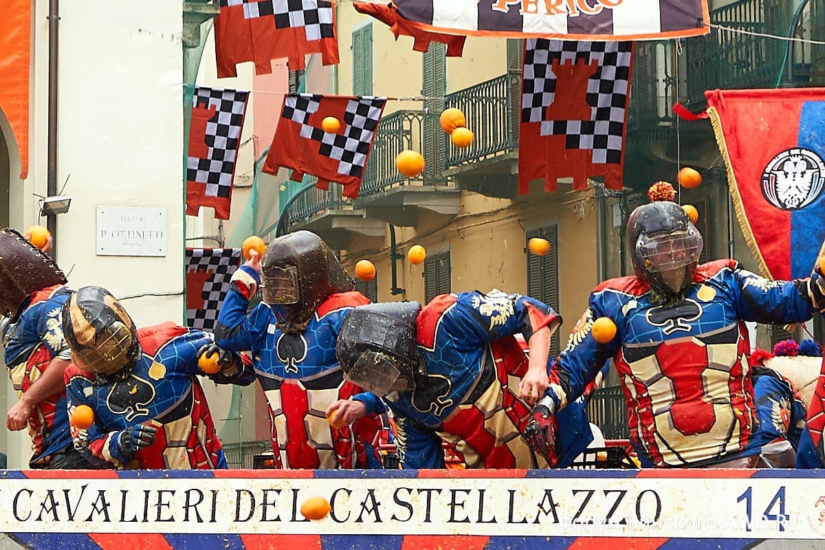 Битва апельсинами в Ивреа Италия