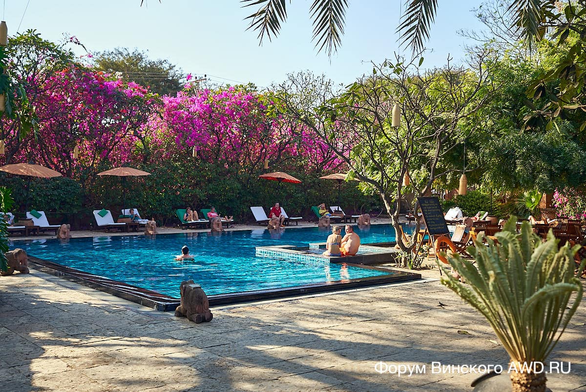 Отель в Багане