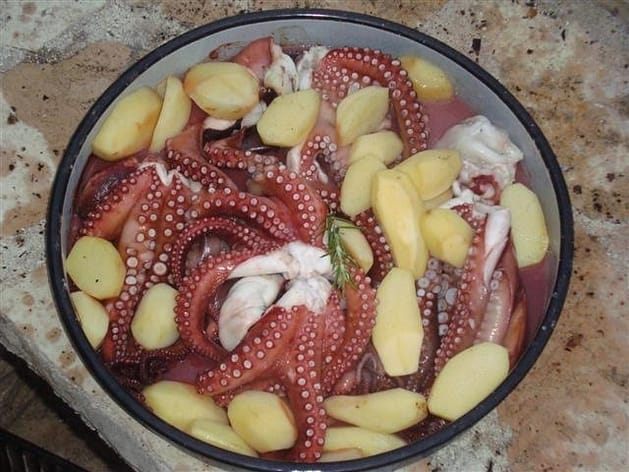 Салат из осьминога с картофелем