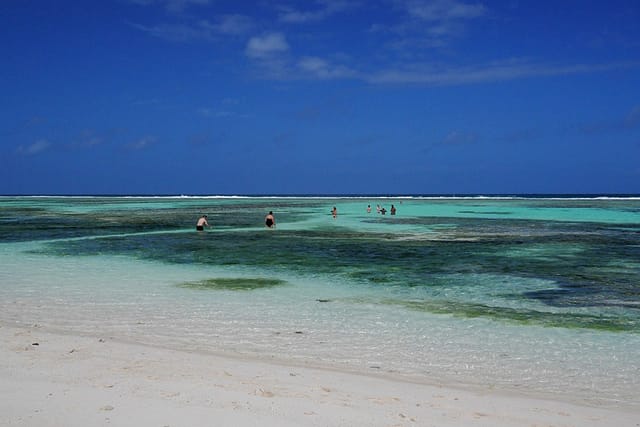 Куда поехать на море весной