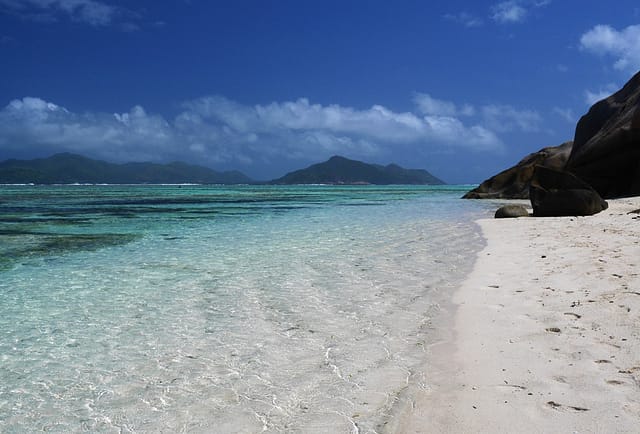 Куда поехать на море весной