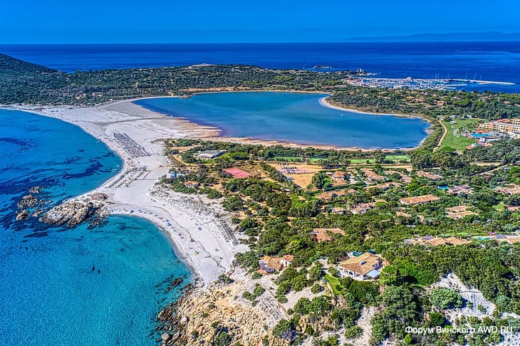 лагуна Stagno di Notteri с розовыми фламинго