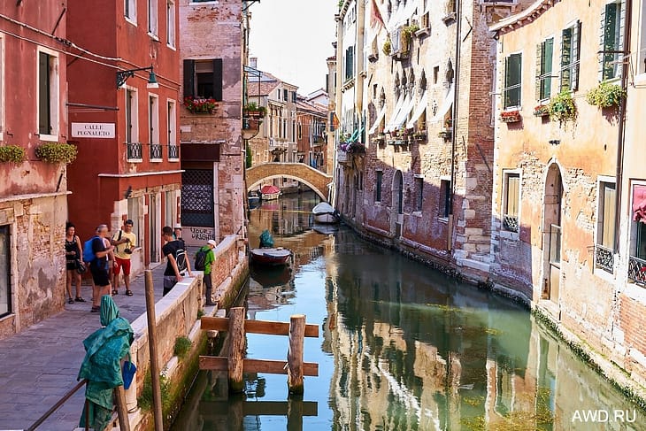 Вождение моторной яхты в Венецианской лагуне