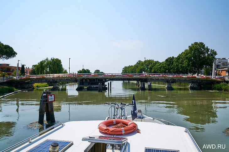 Вождение моторной яхты в Венецианской лагуне