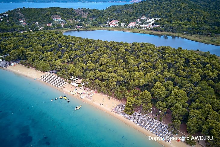 Пляж Кукунариес на острове Скиатос