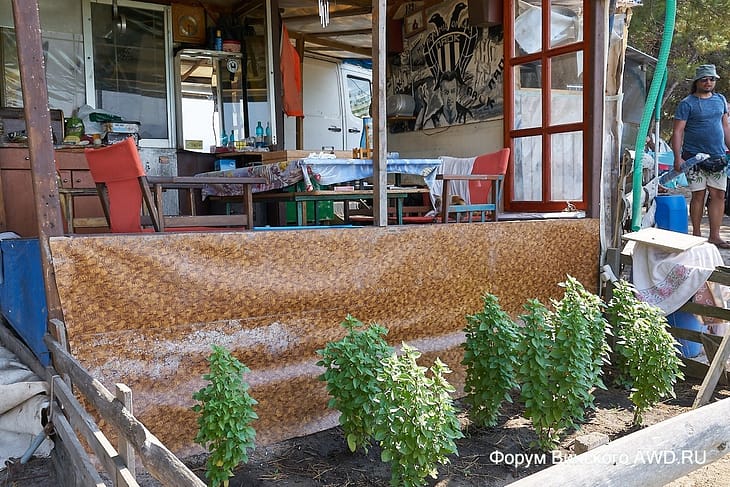 Дикий пляж рядом с Сарти