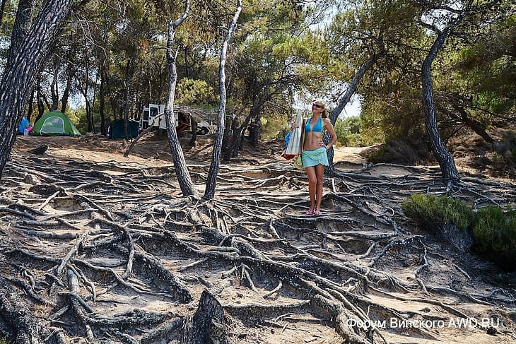 Дикий пляж рядом с Сарти