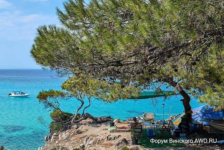 Дикий пляж рядом с Сарти