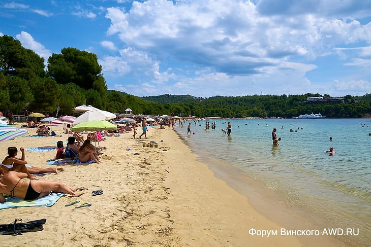Пляж Кукунариес на острове Скиатос