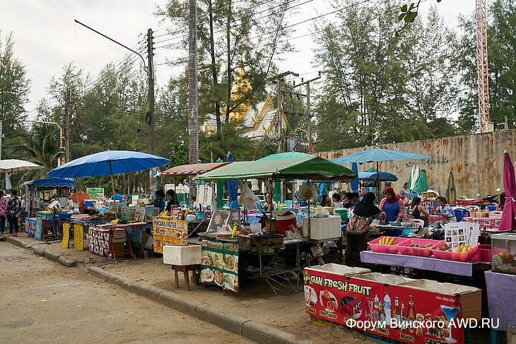 Еда на пляже Сурин