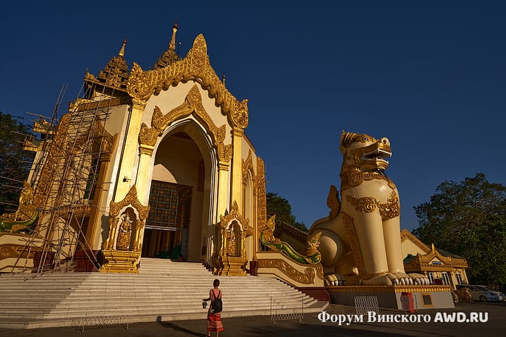 Западный вход в Шведагон