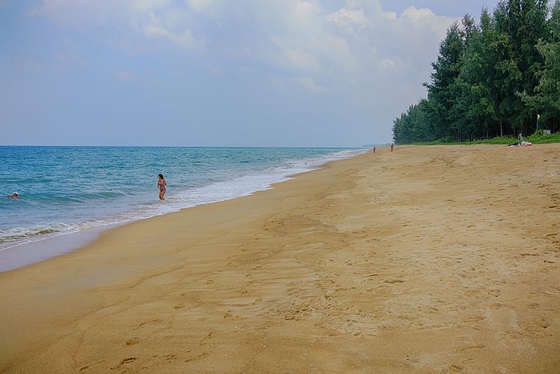 Пляж Май Кхао море