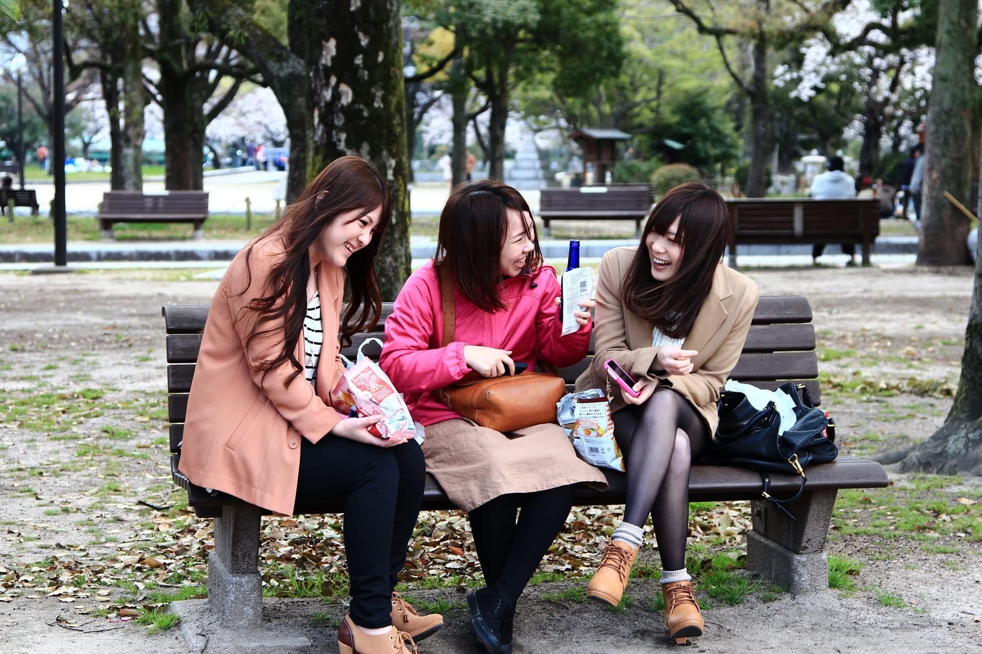 Японские подружки. Японка на скамейке фотосессия. Японские девочки групповое. Японки знакомятся.