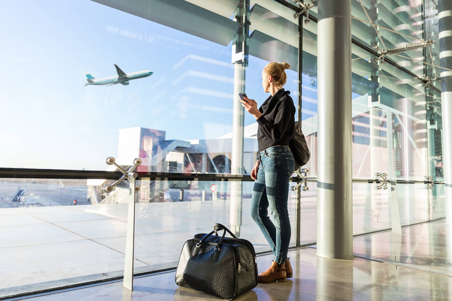 Waiting arrival. Девушка с чемоданом в аэропорту. Аэропорт. Люди в аэропорту. Пассажиры в аэропорту.