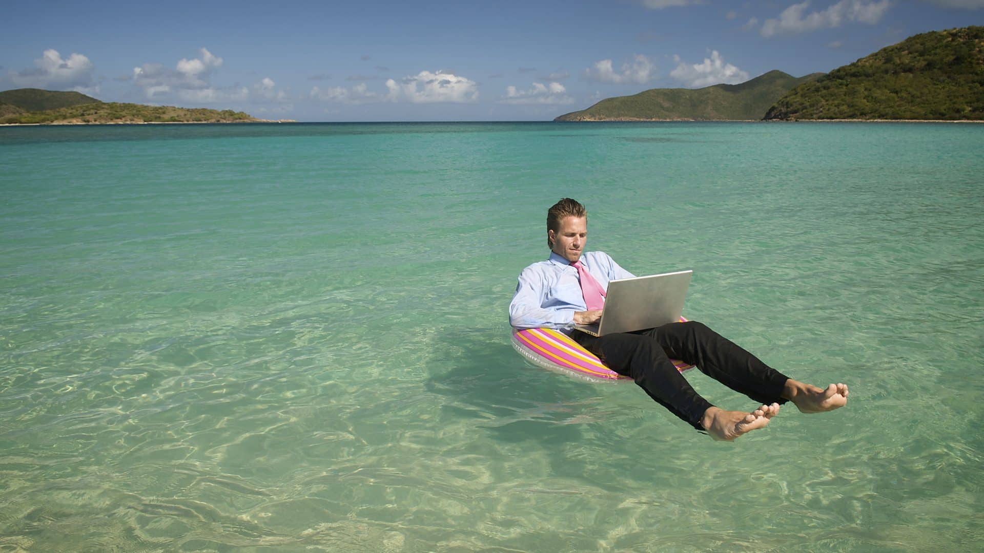 Когда все должно быть идеально. Ноутбук на берегу моря. С ноутбуком на море. Фрилансер на море. Человек с ноутбуком на море.