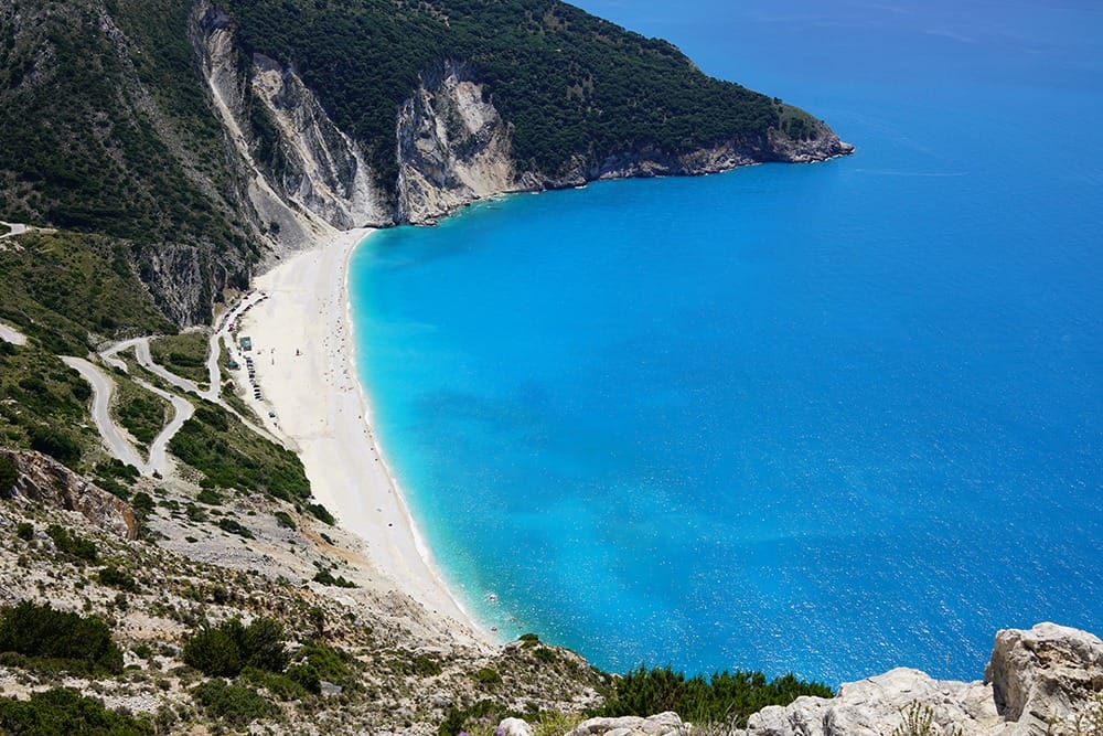 Пляж Миртос и город Ассос на Кефалонии
