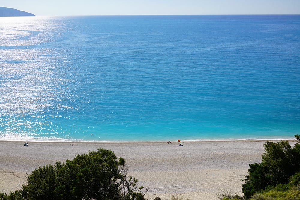 Пляж Миртос и город Ассос на Кефалонии