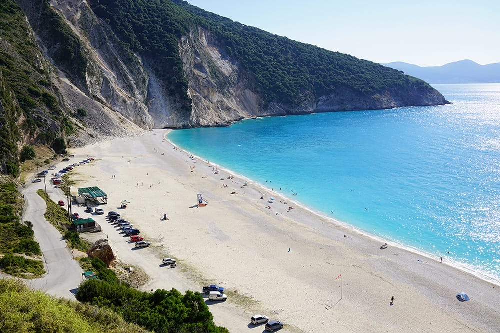 Пляж Миртос и город Ассос на Кефалонии