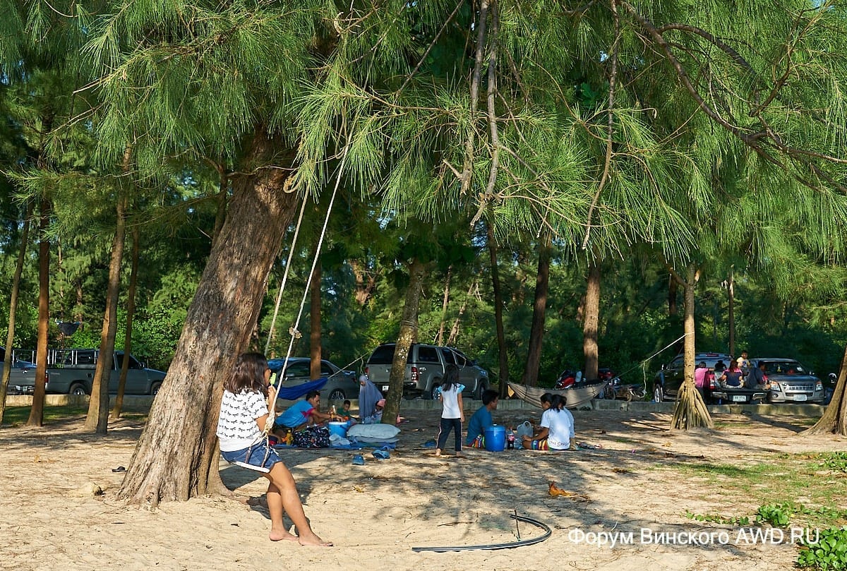 Тайцы отдыхают на Layan beach